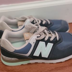 NEW BALANCE SNEAKERS/Youth Size 5